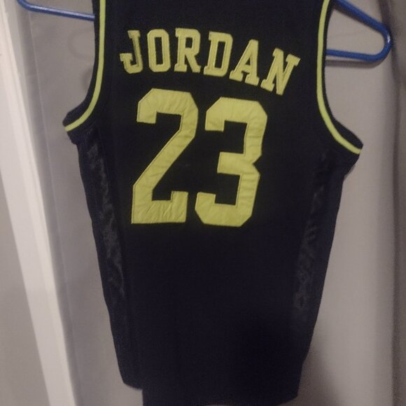 Nike Air Jordan Black and yellow youth 8-10 basketball jersey - Picture 5 of 6